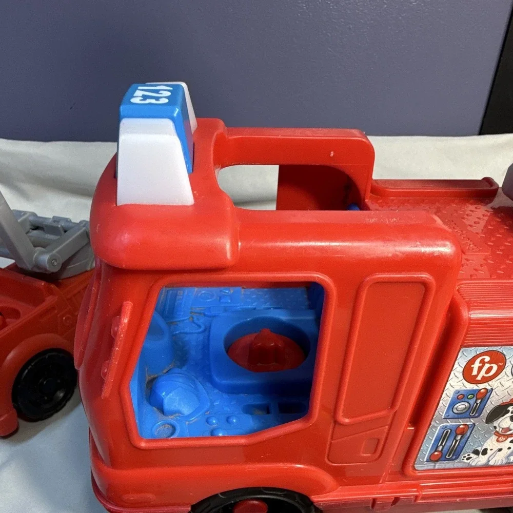 Fisher-Price Little People Fire Truck & Ladder Truck w/ 2 Figures M0127 2012